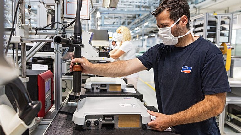 Emission-free driving: The new SMA EV Charger combines solar power and e-mobility